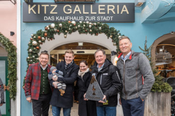 Auf dem Bild v.l.n.r.: KR Fritz Unterberger (Hausherr KITZ GALLERIA), Florian Unterberger mit Sohnemann und Freundin Sophie Klammer, Skilegende Franz Klammer und Hermann Oberreiter (Hausherr KITZ GALLERIA).