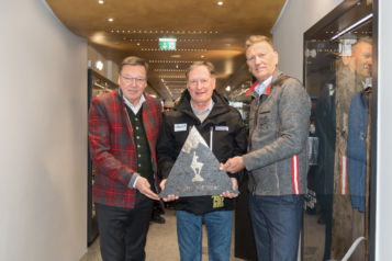 Nach zahlreichen anderen Legenden aus dem alpinen Skisport darf sich nun auch Franz Klammer über eine Verewigung in der KITZ GALLERIA freuen. (V.l.n.r.: KR Fritz Unterberger, Franz Klammer und Hermann Oberreiter)