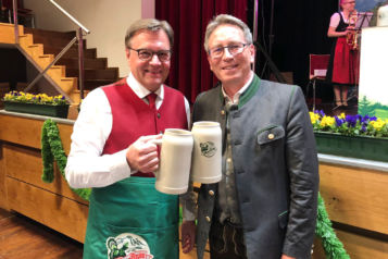 Landeshauptmann Günther Platter und Bürgermeister Martin Krumschnabel beim Kufsteiner Starkbieranstich.
