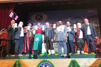 Mehr als 600 Besucher versammelten sich vergangenen Freitag zum traditionellen Starkbieranstich des Kiwanisclub im Stadtsaal Kufstein.