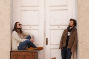 Mit von der Partie ist auch der Singer und Songwriter Chris May mit seinem Schlagzeuger Michael Broeckl.