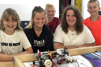 Knapp 40 Mädchen und Buben im Alter von 10 bis 14 Jahren nutzten die Chance, in den i.ku-Coding4Kids Sommercamps in die Welt des Programmierens hinein zu schnuppern.