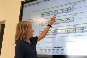 Die TeilnehmerInnen lernen grundlegende Konzepte der Informatik und Programmiermethoden kennen.