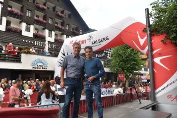 Martin Ebster (links) (Direktor Tourismusverband St. Anton am Arlberg) mit Rennradfahrer Thomas Rohregger.