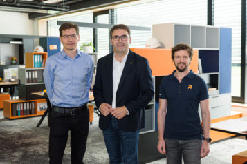 Auf dem Bild v.l.n.r.: Prok. DI Richard Thrainer, Baumeister DI Anton Rieder (Geschäftsführer RIEDERBAU) und Prok. Ing. Marco Osl.