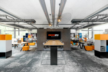 Neben der digitalen Ausrichtung wurde in der Planung des neuen Gebäudekomplexes auch ein großes Augenmerk auf ein modernes Bürolayout gelegt.