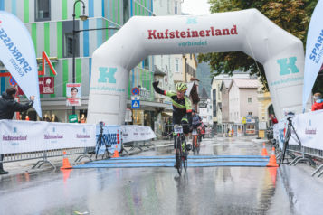 Der Lokalmatador Max Kuen vom Team Vorarlberg Santic konnte sich gegen seine starken Kontrahenten durchsetzen und den vierten Kufsteinerland Radmarathon für sich entscheiden.