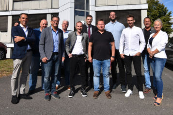 Auf dem Bild v.l.n.r.: Claudio Borroi (Geschäftsführer ARCESE), Maurizio Pettinacci (Standortleiter ARCESE), Karsten Fischkal (1. Bürgermeister Adelsdorf), Architekt Günter Maier, René Wurzer (Geschäftsführer REGROUP), Oliver Seifert (Steuerberatungsgesellschaft Helmer und Partner), Christian Kather (RECON Germany GmbH), Gerhard Kassebacher (RECON Europe GmbH), Markus Wurzer (RECON Europe GmbH), Mike Schrauber (M&M Schöner Wohnen Immobilien), Manuela Tröger (M&M Schöner Wohnen Immobilien)