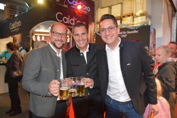 Auf dem Bild v.l.n.r.: Touristiker Mario Gerber, Gerald Unterberger (Geschäftsführer Cald'oro und Unterberger Automobile) und Touristiker Alois Rainer.