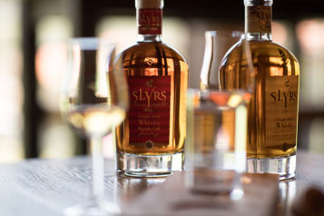 Schon seit Jahren begeistert SLYRS Bavarian Single Malt Whisky mit seinem unvergleichlich milden, angenehm malzigen Charakter.