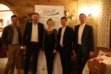 Auf dem Bild v.l.n.r.: Josef Gunsch (Physiotherm & WdF-Tirol Vorstandsmitglied), Hubert Schenk (WdF-Landesvorsitzender & Raiffeisen Landesbank, Direktor Firmenkunden), Sandra Wechselberger-Schreyer (D. Swarovski), Christian Filzmoser (OLYMP Heizung & WdF-Tirol Vorstandsmitglied) und Gerd Reisigl (SE7EN Immobilien GmbH & WdF-Tirol Vorstandsmitglied).