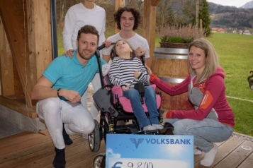 Die vier Massageschüler Lukas Steiner, Karin Gasteiger, Elias Lageder und Corina Salzgeber (v.l.n.r.) massierten einen Monat lang was das Zeug hält, um der kleinen Magdalena zu helfen. 