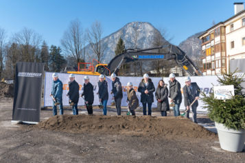 Auf dem Bild v.l.n.r.: Karl Schafferer (Geschäftsführer Schafferer Holzbau GmbH), Baumeister Anton Rieder (RIEDERBAU), Bürgermeister Mag. Martin Krumschnabel,  DI (FH) Florian Huber (Projektleiter Unterberger Immobilien), Geschäftsführer Florian Unterberger, Mag. (FH) Barbara Trapl (Immobilienverkauf und Immobilienvermietung Unterberger Immobilien), Mag. Josef Feichtner (Geschäftsführer Unterberger Immobilien), Dipl.-Ing. Nina-Antonia Schubert und Arch. Dipl.-Ing. Andreas Walter (HVW Architekten) und Thomas Hörfarter (Projektleitung Unterberger Immobilien)