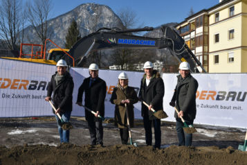 Auf dem Bild v.l.n.r.: DI (FH) Florian Huber (Projektleiter Unterberger Immobilien), Bürgermeister Mag. Martin Krumschnabel, Mag. (FH) Barbara Trapl (Immobilienverkauf und Immobilienvermietung Unterberger Immobilien), Mag. Josef Feichtner (Geschäftsführer Unterberger Immobilien) und Arch. Dipl.-Ing. Andreas Walter.

