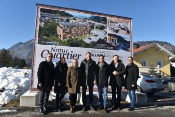 Auf dem Bild v.l.n.r.: Bürgermeister Mag. Martin Krumschnabel, Dipl.-Ing. Nina-Antonia Schubert (HVW Architekten), Mag. (FH) Barbara Trapl (Immobilienverkauf und Immobilienvermietung Unterberger Immobilien), Arch. Dipl.-Ing. Andreas Walter (HVW Architekten), Projektleiter Florian Huber (Unterberger Immobilien), Mag. Josef Feichtner (Geschäftsführer Unterberger Immobilien) und Baumeister Anton Rieder (RIEDERBAU).