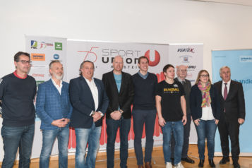 V.l.n.r.: Mag. Hannes Dinböck (Generalsekretär Österreichischer Faustballbund), Georg Hörhager (Obmann TVB Kufsteinerland), Karl Jindrak (Sportdirektor Österreichischer Tischtennis Verband), Michael Seywald (Obmann Sportunion Kufstein), Fabio Thaler (Basketball-Teamspieler Kufstein Towers), Jakob Huemer (Faustball-Nationalteamspieler), Ing. Gerhard Enders (Ehrenpräsident Tiroler Tischtennis Verband), Mag. Alexandra Einwaller (Obfrau Sportrat Stadt Kufstein) und Mag. Reinhard Waltl (Vorstandsdirektor Sparkasse Kufstein). 