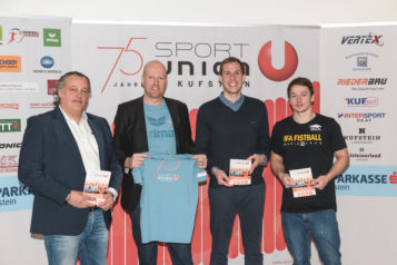 Freuen sich auf die Jubiläumsveranstaltungen der Sportunion Kufstein: Karl Jindrak (eh. Tischtennis-Nationalteamspieler, Ex-Tischtennis-Europameister im Doppel & Sportdirektor des Österreichischen Tischtennis Verbandes), Michael Seywald (Obmann Sportunion Kufstein), Fabio Thaler (Basketball-Teamspieler Kufstein Towers, Nachwuchstrainer & sportlicher Leiter Sektion Basketball Sportunion Kufstein) und Jakob Huemer (Faustball-Nationalteamspieler & Kapitän des Österreichischen Meisters Union Tigers Vöcklabruck) (v.l.n.r.).