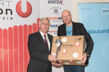 Am Ende der Pressekonferenz am 15. Jänner überreichte Vorstandsdirektor Mag. Reinhard Waltl (Sparkasse Kufstein) noch ein Gastgebergeschenk an Obmann Michael Seywald (Sportunion Kufstein). 