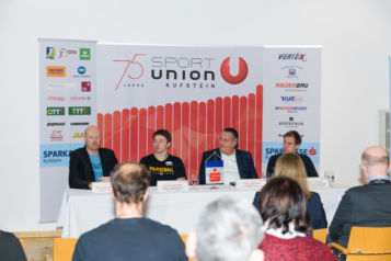 Gaben im Rahmen der Pressekonferenz interessante Einblicke in die Vorhaben rund um das Jubiläumsjahr: Michael Seywald (Obmann Sportunion Kufstein), Jakob Huemer (Faustball-Nationalteamspieler & Kapitän des Österreichischen Meisters Union Tigers Vöcklabruck), Karl Jindrak (eh. Tischtennis-Nationalteamspieler, Ex-Tischtennis-Europameister im Doppel & Sportdirektor des Österreichischen Tischtennis Verbandes) und Fabio Thaler (Basketball-Teamspieler Kufstein Towers, Nachwuchstrainer & sportlicher Leiter Sektion Basketball Sportunion Kufstein) (v.l.n.r.).