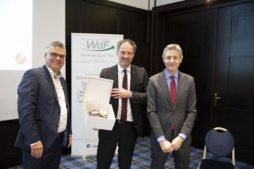 Auf dem Bild v.l.n.r.: Stefan Garbislander (Abteilungsleiter „Wirtschaftspolitik und Strategie“ WK-Tirol), WdF-Landesvorsitzender Hubert Schenk und Stefan Bruckbauer (Chefökonom UniCredit Bank Austria). 

