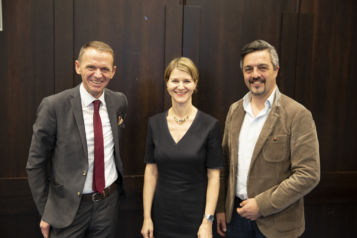 Auf dem Bild v.l.n.r.: Markus Sappl (UniCredit Bank Austria, Landesdirektor Firmenkunden Tirol), Sandra Wechselberger-Schreyer (Swarovski New Ventures) und Josef Gunsch (Physiotherm). 