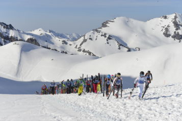 Der 150 Meter lange Aufstieg kurz nach dem Massenstart treibt den Puls der Teilnehmer in die Höhe.