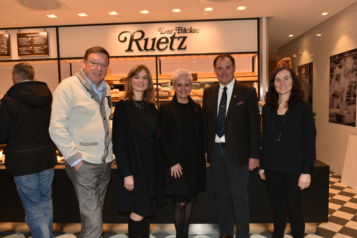 Auf dem Bild v.l.n.r.: KR Fritz Unterberger (GF Unterberger Immobilien), Brigitte Winkler (Verein Evita), Vizebürgermeisterin Brigitta Klein, Christian Ruetz, Elisabeth Lehmann (Verein Evita).