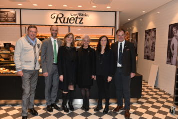 Auf dem Bild v.l.n.r.: KR Fritz Unterberger (GF Unterberger Immobilien), Vorstandsmitglied der Tiroler Versicherung Dir. Mag. Franz Mair, Brigitte Winkler (Verein Evita), Vizebürgermeisterin Brigitta Klein, Elisabeth Lehmann (Verein Evita) und Bäckermeister Christian Ruetz.