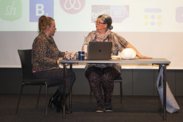 Der Comedy Sketch von LillyVees sorgte für jede Menge Lacher im Saal der Wirtschaftskammer Kufstein.