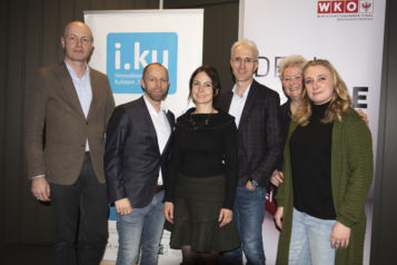 Auf dem Bild v.l.n.r.: Dr. Roman Stöger (FH Kufstein Tirol), Markus Gwiggner (i.ku Innovationsplattform Kufstein & Geschäftsführer styleflasher), Birgit Pristauz (Bichlbäck Ebbs), Prof. (FH) DI Dr. Martin Adam (FH Kufstein Tirol), Lilly Staudigl und Verena Wechselberger (LillyVees). 