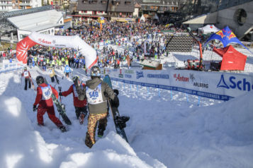 Die Sportler dürfen das Kultrennen auf Skiern, mit dem Snowboard und mit Telemark Ski meistern. 