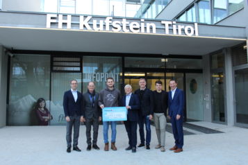Glowparty - Spendenübergabe:

Auf dem Bild v.l.n.r.: Mario Döller (Rektor FH Kufstein Tirol), Erich Wildinger (Lions Club Kufstein), Alexander Altmann (ÖH FH Kufstein - Wirtschaftsreferent), Herbert Rainalter (Lions Club Kufstein), Günter Klausner (Lions-Präsident), Valentin Neuhauser (Vorsitzender ÖH FH Kufstein) und Thomas Madritsch (GF FH Kufstein Tirol). 