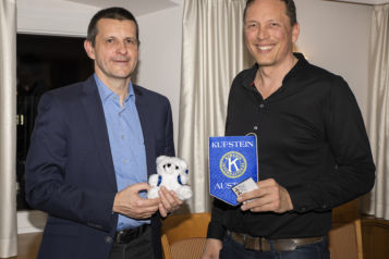 Der Kiwanis-Präsident Andreas Walter übergab im Rahmen des Clubabends 240 Teddybären an Primar Prof. Dr. Tobias Trips (links).