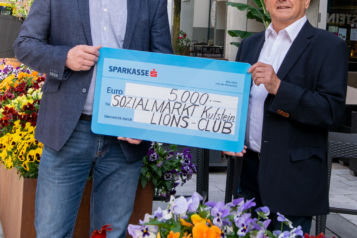 Auf dem Bild v.l.n.r.: Robert Wehr (Sozialmarkt Kufstein) und Herbert Rainalter (Lions Club Kufstein)