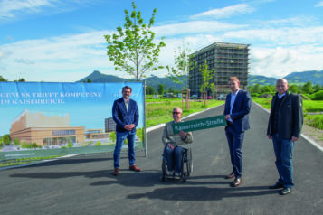 Auf dem Bild v.l.n.r.: Vertriebsleiter Sebastian Herbig (INN Immobilien GmbH), Bürgermeister Hajo Gruber (Kiefersfelden), Florian Unterberger (Geschäftsführer Unterberger Immobilien) und Josef Gruber (Geschäftsführer Unterberger Gruppe).