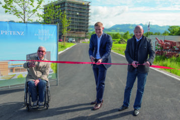 Auf dem Bild v.l.n.r.: Bürgermeister Hajo Gruber (Kiefersfelden), Florian Unterberger (Geschäftsführer Unterberger Immobilien) und Josef Gruber (Geschäftsführer Unterberger Gruppe).