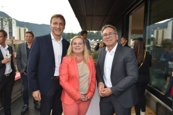 Auf dem Bild v.l.n.r.: Josef Feichtner (Geschäftsführer Unterberger Immobilien), Barbara Trapl (Verkauf und Vermietung Unterberger Immobilien) und der Kufsteiner Bürgermeister Martin Krumschnabel.