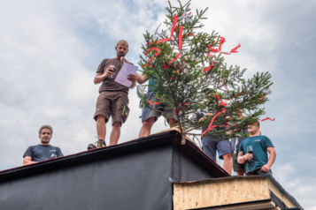 Am Donnerstag, dem 23. Juli 2020, wurde die traditionelle Firstfeier im Naturquartier zelebriert.