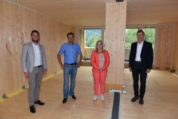 Auf dem Bild v.l.n.r.: Florian Huber (Projektleiter Unterberger Immobilien), Karl Schafferer (Schafferer Holzbau), Barbara Trapl (Verkauf und Vermietung Unterberger Immobilien) und Josef Feichtner (Geschäftsführer Unterberger Immobilien).