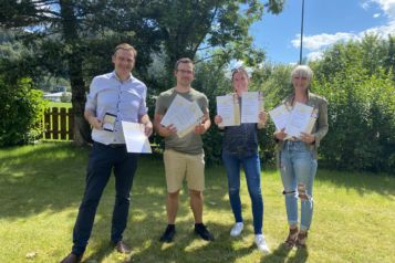 Strahlende ofp-Gesichter v.l.n.r.: Geschäftsführer Thomas Oberhuber,  Johannes Reitter, Lisa Antretter und Mareike Fürpass.