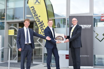 Am 29. Juli wurden die Büro-Mieteinheiten im feierlichen Rahmen an die Raiffeisen-Landesbank Tirol AG übergeben. Auf dem Bild (v.l.n.r.): Romed Giner (Vizebürgermeister Marktgemeinde Rum), Florian Unterberger (Geschäftsführer Unterberger Immobilien) und MMag. Reinhard Mayr (Vorstandsvorsitzender Raiffeisen-Landesbank Tirol AG). 