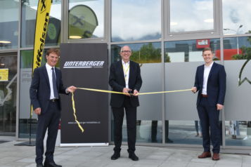 Auf dem Bild (v.l.n.r.): Romed Giner (Vizebürgermeister Marktgemeinde Rum), MMag. Reinhard Mayr (Vorstandsvorsitzender Raiffeisen-Landesbank Tirol AG) und Florian Unterberger (Geschäftsführer Unterberger Immobilien).  
