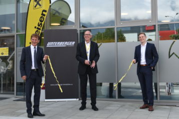 Auf dem Bild (v.l.n.r.): Romed Giner (Vizebürgermeister Marktgemeinde Rum), MMag. Reinhard Mayr (Vorstandsvorsitzender Raiffeisen-Landesbank Tirol AG) und Florian Unterberger (Geschäftsführer Unterberger Immobilien).  