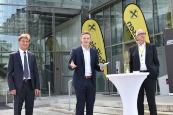 Auf dem Bild (v.l.n.r.): Romed Giner (Vizebürgermeister Marktgemeinde Rum), Florian Unterberger (Geschäftsführer Unterberger Immobilien) und MMag. Reinhard Mayr (Vorstandsvorsitzender Raiffeisen-Landesbank Tirol AG). 