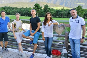 Auf dem Bild v.l.n.r.: Christian Filzmoser (OLYMP Heizung und WdF-Tirol-Vorstandsmitglied), Sandra Wechselberger-Schreyer (Swarovski und WdF-Tirol-Vorstandsmitglied), Gerd Reisigl (SE7EN Immobilien GmbH und WdF-Tirol-Vorstandsmitglied), Karin Falschlunger (Kommunikationsberaterin und WdF-Tirol-Vorstandsmitglied) und Hubert Schenk (WdF-Landesvorsitzender und RLB-Direktor Firmenkunden). 
