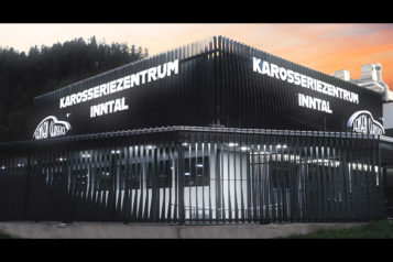 Das Gebäude mit einer Fläche von 1.900 m2 inkl. Werkstatt und Büroräumlichkeiten bietet ideale Bedingungen für die Restauration klassischer Automobile.