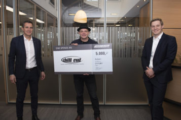 Auf dem Bild v.l.n.r.: Gerald Unterberger, Obmann Peter Grüner (Verein DOWAS) und Florian Unterberger bei der Spendenübergabe