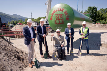 Auf dem Bild v.l.n.r.: Josef Gruber (Geschäftsführer Unterberger Gruppe), Florian Unterberger (Geschäftsführer Unterberger Immobilien), Bürgermeister Hajo Gruber, Daniel Radau (Projektmanager Total-Tankstelle) und Sebastian Herbig (Vertriebskoordinator Unterberger Immobilien)
