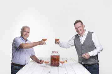 Die Kiwanier Werner Gretter und Thomas Oberhuber freuen sich über das 40-jährige Jubiläum der beliebten Erdbeerbowle. 