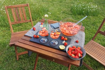 Zuhause kann die trinkfertige Bowle in kleiner Runde genossen werden. 
